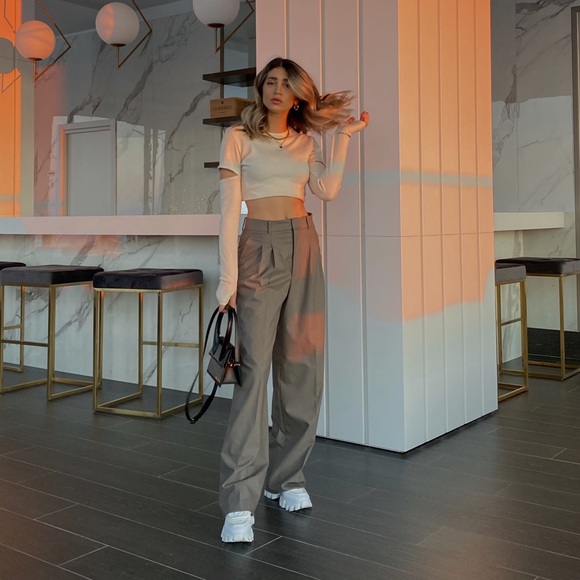 STORETS CUT OUT TOP WITH THUMB OPENINGS - Picture 3 of 11